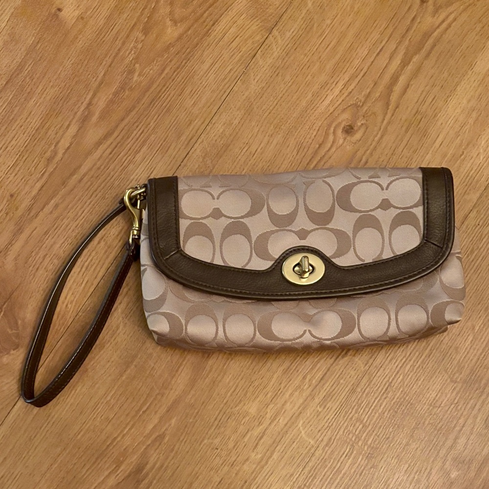 COACH | Brown Tan Signature C Coach Logo Twist Lock Wristlet
